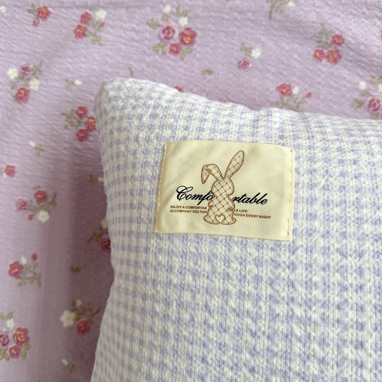 91家纺网 家纺一手货源 找家纺 奈颜 2026新款贴标款A类超柔泡芙纱印花四件套 猫团浅紫