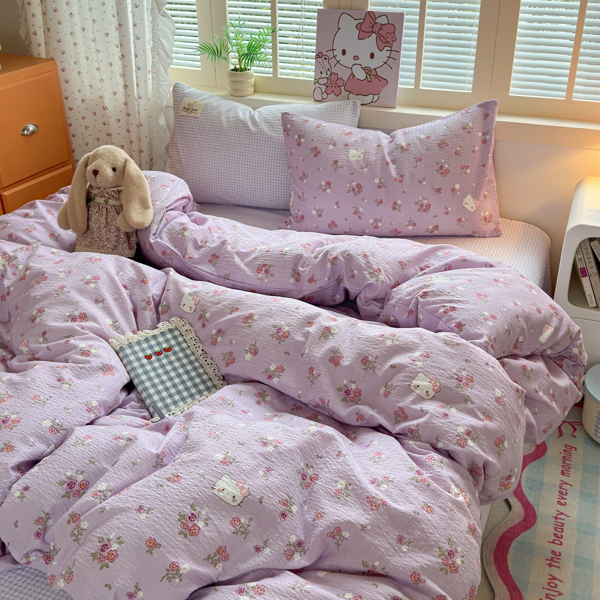 91家纺网 家纺一手货源 找家纺 奈颜 2026新款贴标款A类超柔泡芙纱印花四件套 猫团浅紫