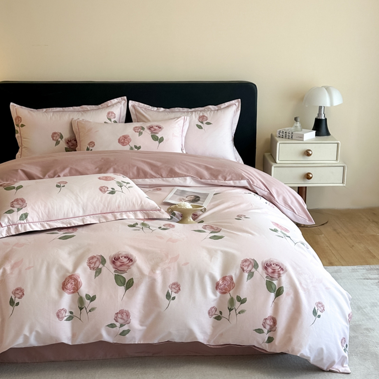 91家纺网 家纺一手货源 找家纺 格里芬家纺 2026新款全棉纯棉40S精梳棉13376印花四件套 苏珊-粉