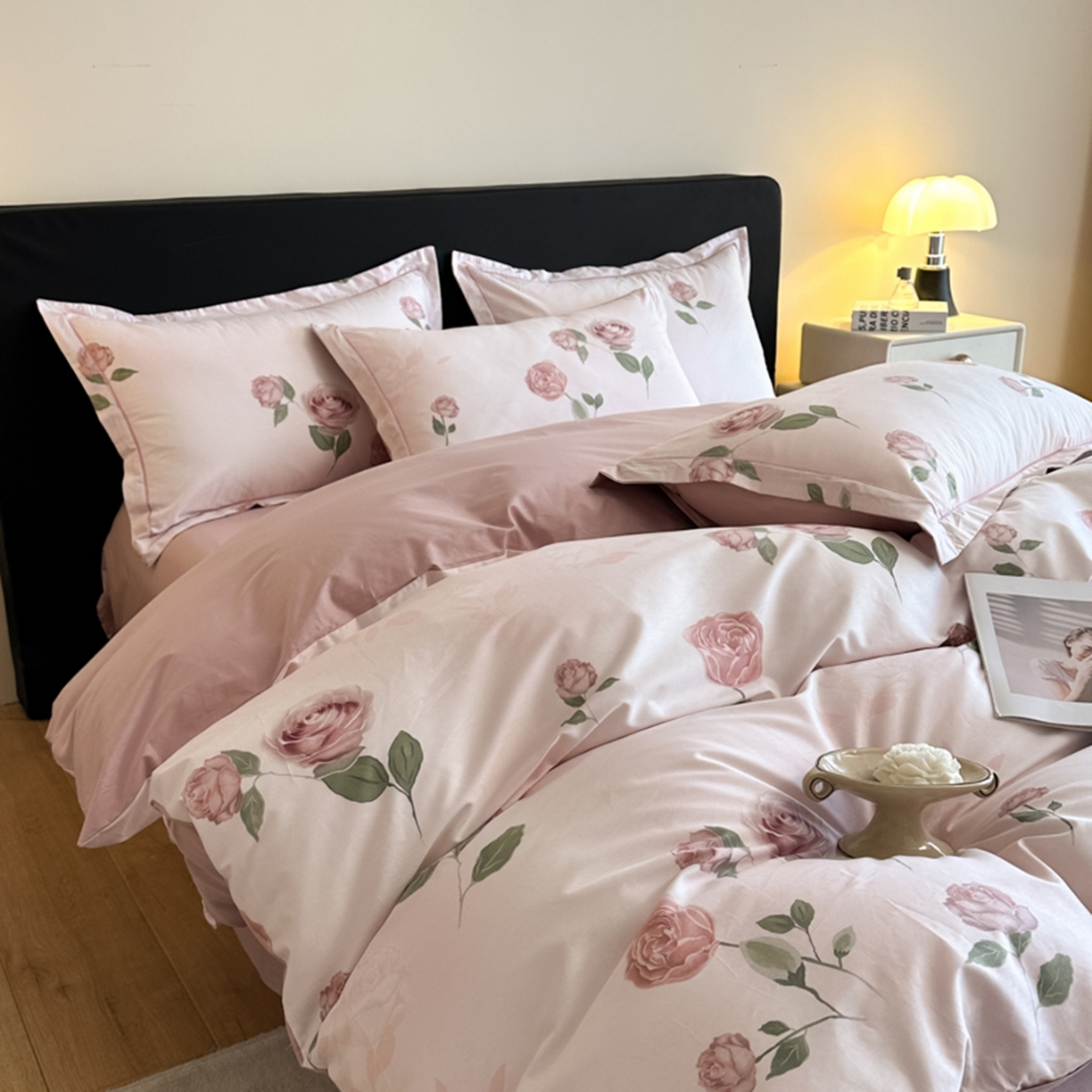 91家纺网 家纺一手货源 找家纺 格里芬家纺 2026新款全棉纯棉40S精梳棉13376印花四件套 苏珊-粉