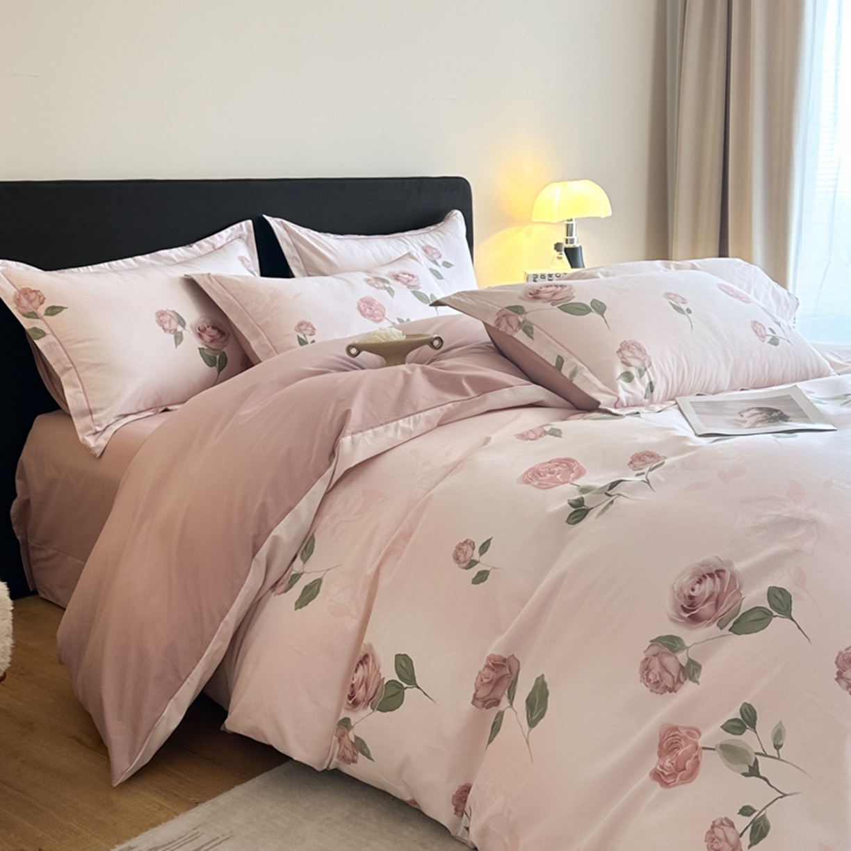 91家纺网 家纺一手货源 找家纺 格里芬家纺 2026新款全棉纯棉40S精梳棉13376印花四件套 苏珊-粉