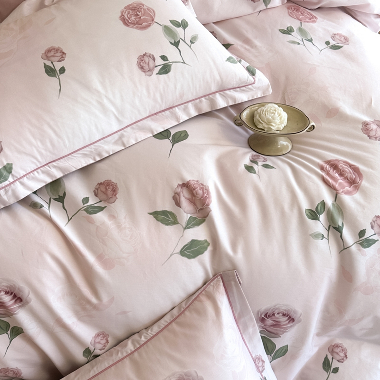 91家纺网 家纺一手货源 找家纺 格里芬家纺 2026新款全棉纯棉40S精梳棉13376印花四件套 苏珊-粉