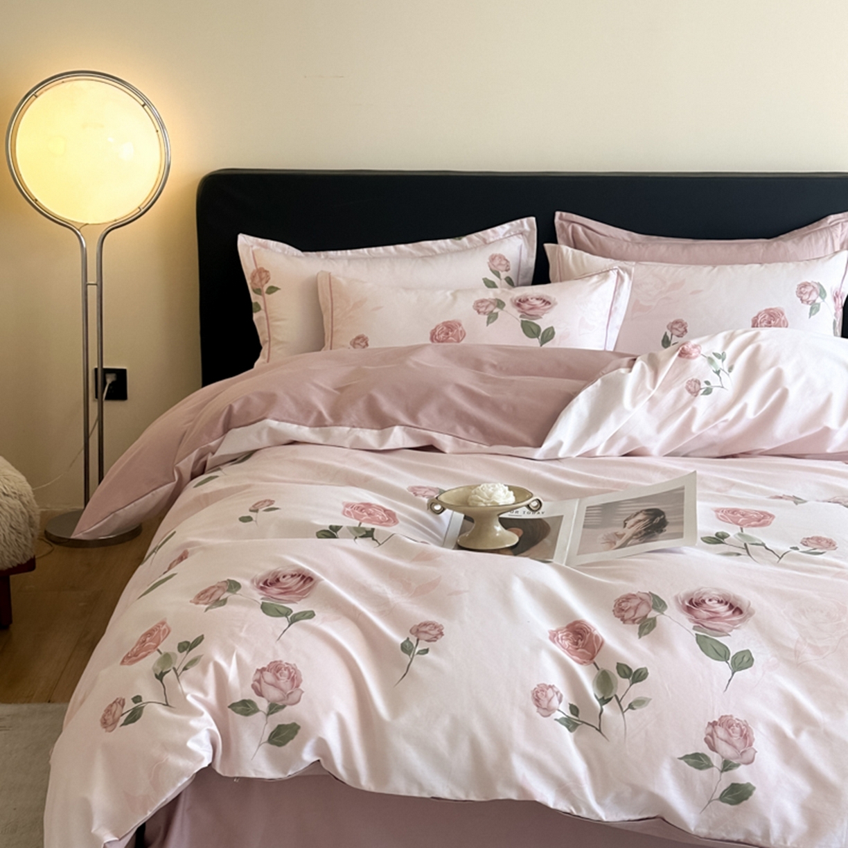 91家纺网 家纺一手货源 找家纺 格里芬家纺 2026新款全棉纯棉40S精梳棉13376印花四件套 苏珊-粉