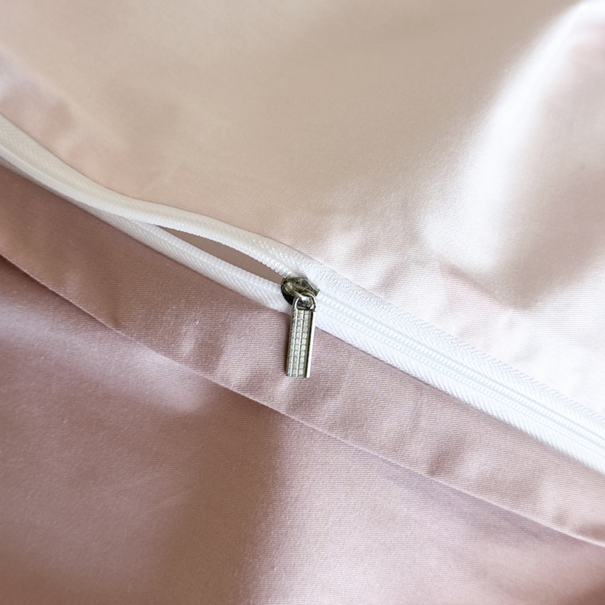 91家纺网 家纺一手货源 找家纺 格里芬家纺 2026新款全棉纯棉40S精梳棉13376印花四件套 苏珊-粉