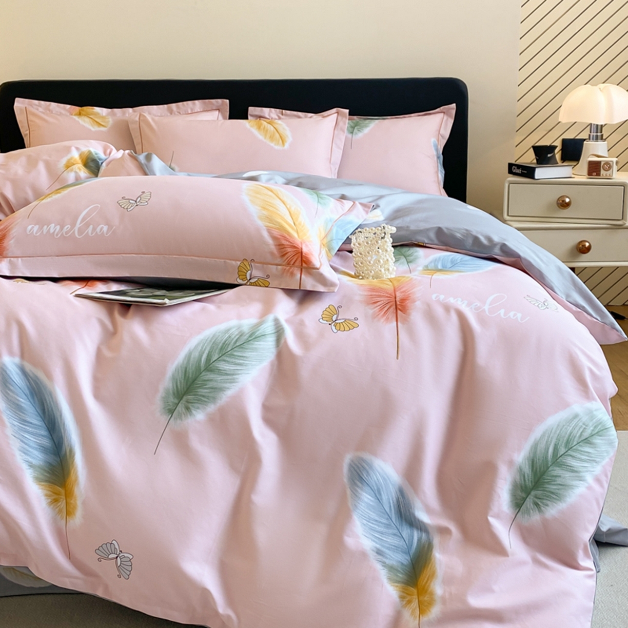 91家纺网 家纺一手货源 找家纺 格里芬家纺 2026新款全棉纯棉40S精梳棉13376印花四件套 雨蝶-粉