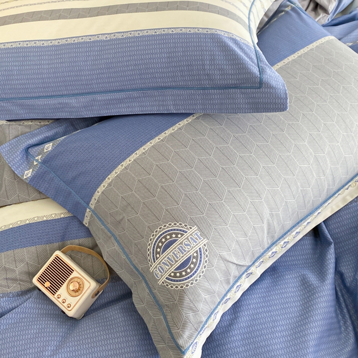 91家纺网 家纺一手货源 找家纺 格里芬家纺 2026新款全棉纯棉40S精梳棉13376印花四件套 语格-兰