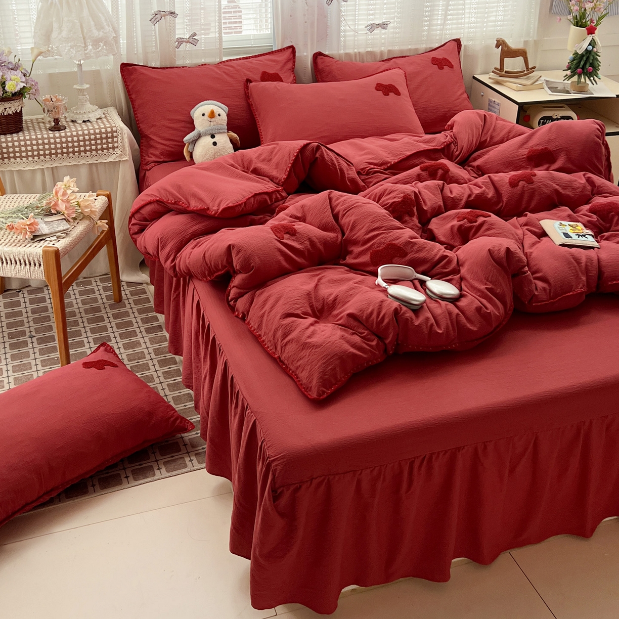 91家纺网 家纺一手货源 找家纺 富米莱（原臻工厂） 2026新款奶呼呼云感纱贝壳边毛巾绣四件套-小飞马 小飞马一红红