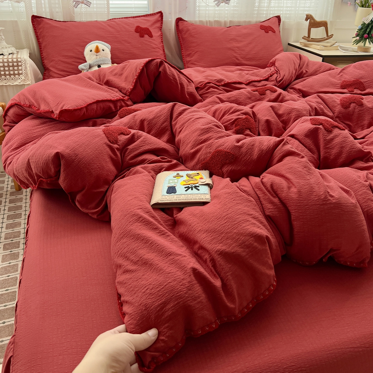 91家纺网 家纺一手货源 找家纺 富米莱（原臻工厂） 2026新款奶呼呼云感纱贝壳边毛巾绣四件套-小飞马 小飞马一红红