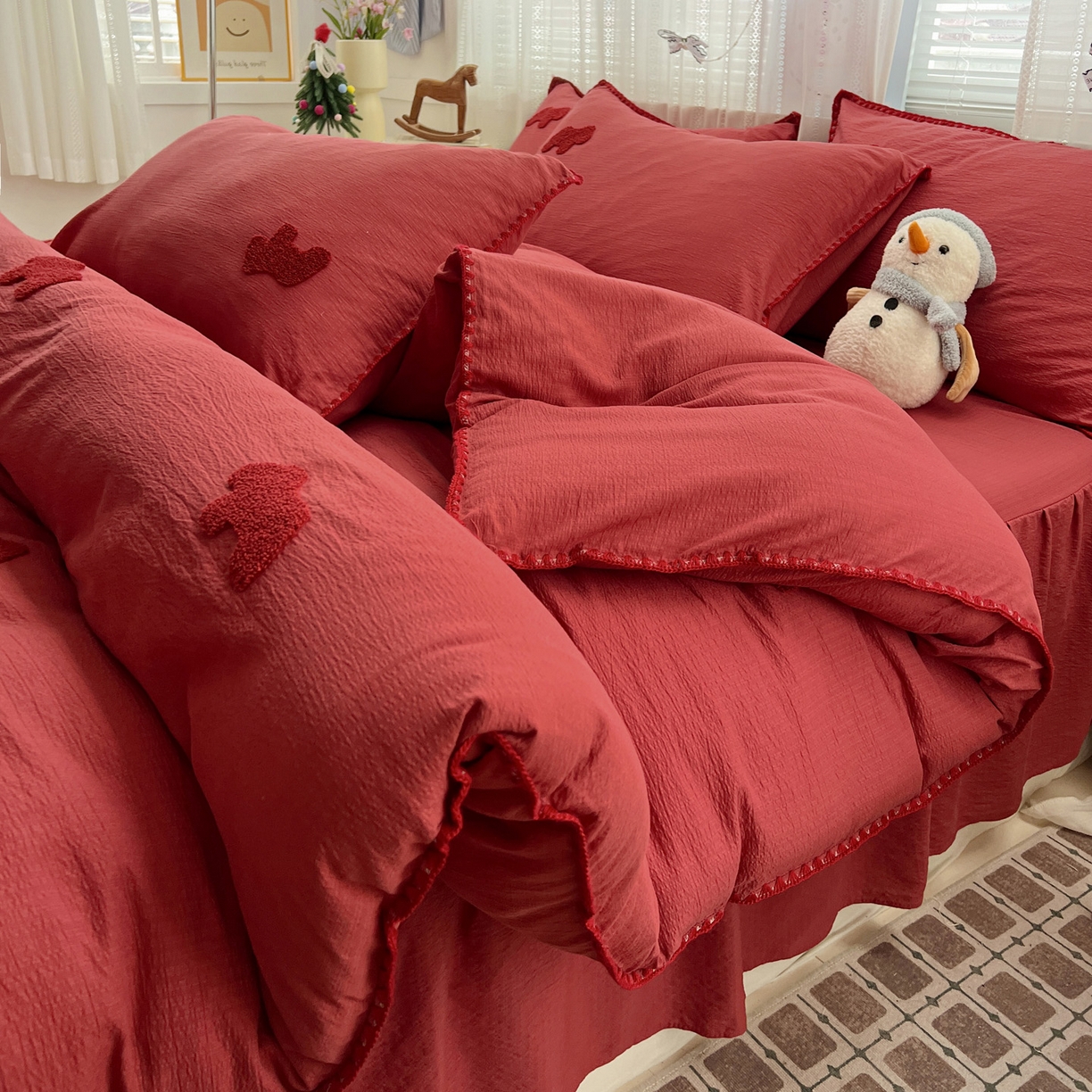 91家纺网 家纺一手货源 找家纺 富米莱（原臻工厂） 2026新款奶呼呼云感纱贝壳边毛巾绣四件套-小飞马 小飞马一红红