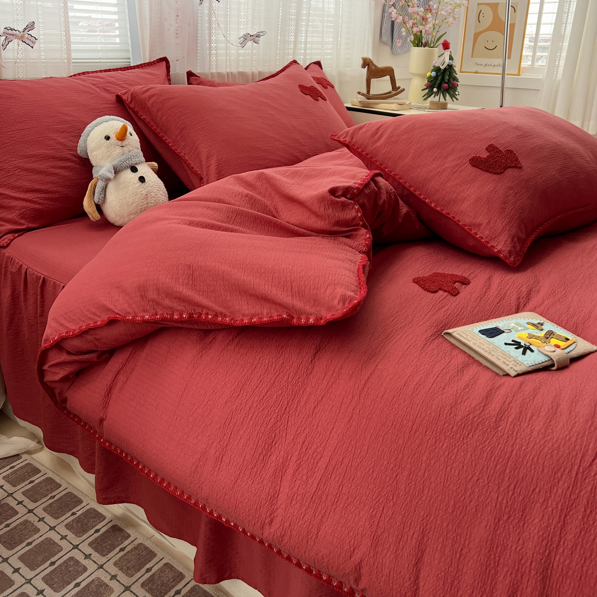 91家纺网 家纺一手货源 找家纺 富米莱（原臻工厂） 2026新款奶呼呼云感纱贝壳边毛巾绣四件套-小飞马 小飞马一红红