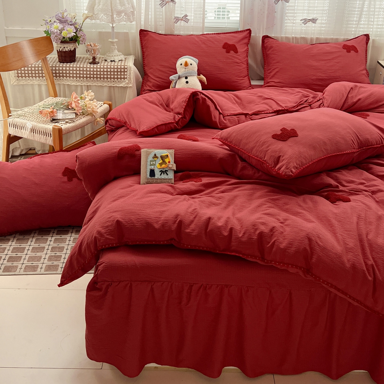 91家纺网 家纺一手货源 找家纺 富米莱（原臻工厂） 2026新款奶呼呼云感纱贝壳边毛巾绣四件套-小飞马 小飞马一红红