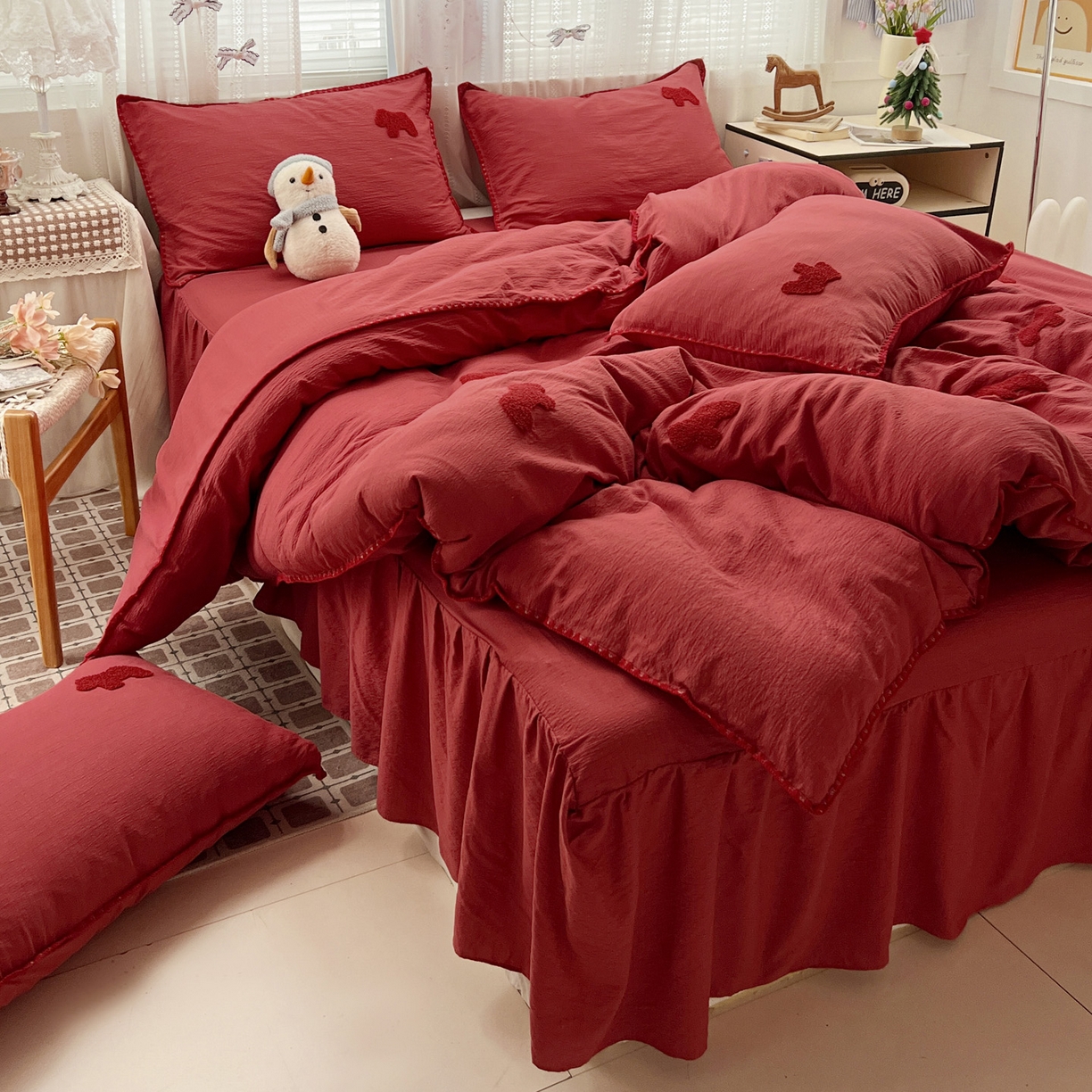 91家纺网 家纺一手货源 找家纺 富米莱（原臻工厂） 2026新款奶呼呼云感纱贝壳边毛巾绣四件套-小飞马 小飞马一红红