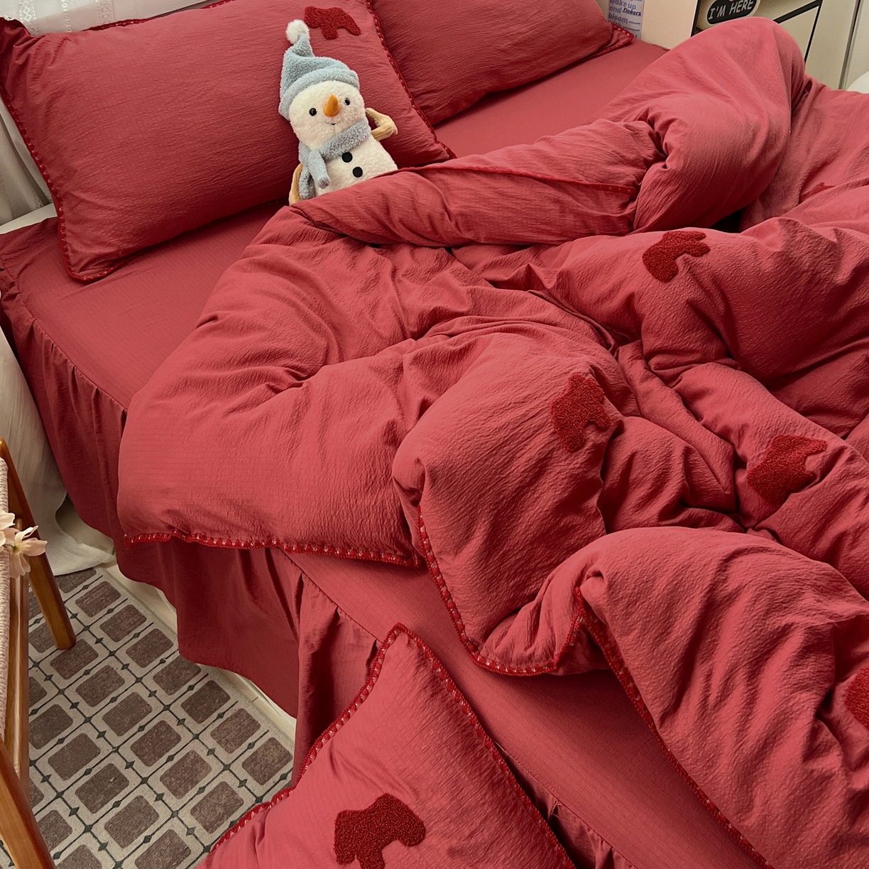 91家纺网 家纺一手货源 找家纺 富米莱（原臻工厂） 2026新款奶呼呼云感纱贝壳边毛巾绣四件套-小飞马 小飞马一红红