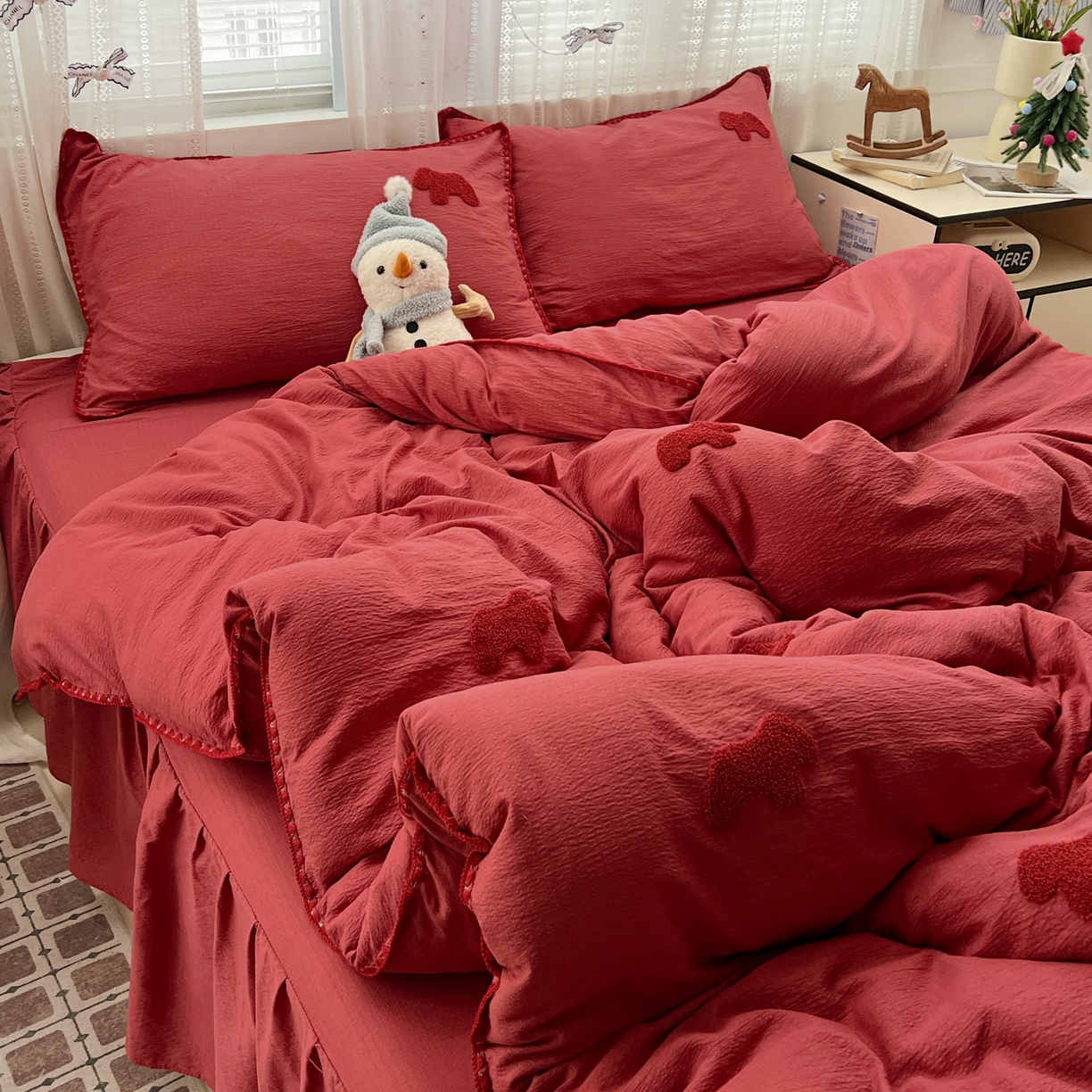 91家纺网 家纺一手货源 找家纺 富米莱（原臻工厂） 2026新款奶呼呼云感纱贝壳边毛巾绣四件套-小飞马 小飞马一红红