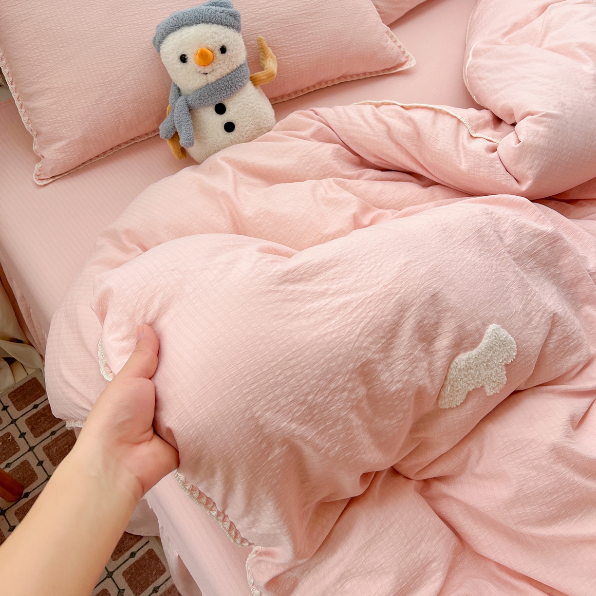 91家纺网 家纺一手货源 找家纺 富米莱（原臻工厂） 2026新款奶呼呼云感纱贝壳边毛巾绣四件套-小飞马 小飞马一粉