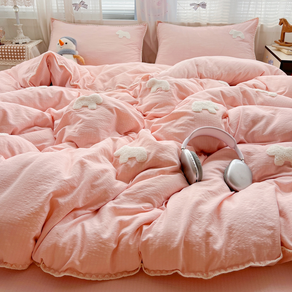 91家纺网 家纺一手货源 找家纺 富米莱（原臻工厂） 2026新款奶呼呼云感纱贝壳边毛巾绣四件套-小飞马 小飞马一粉