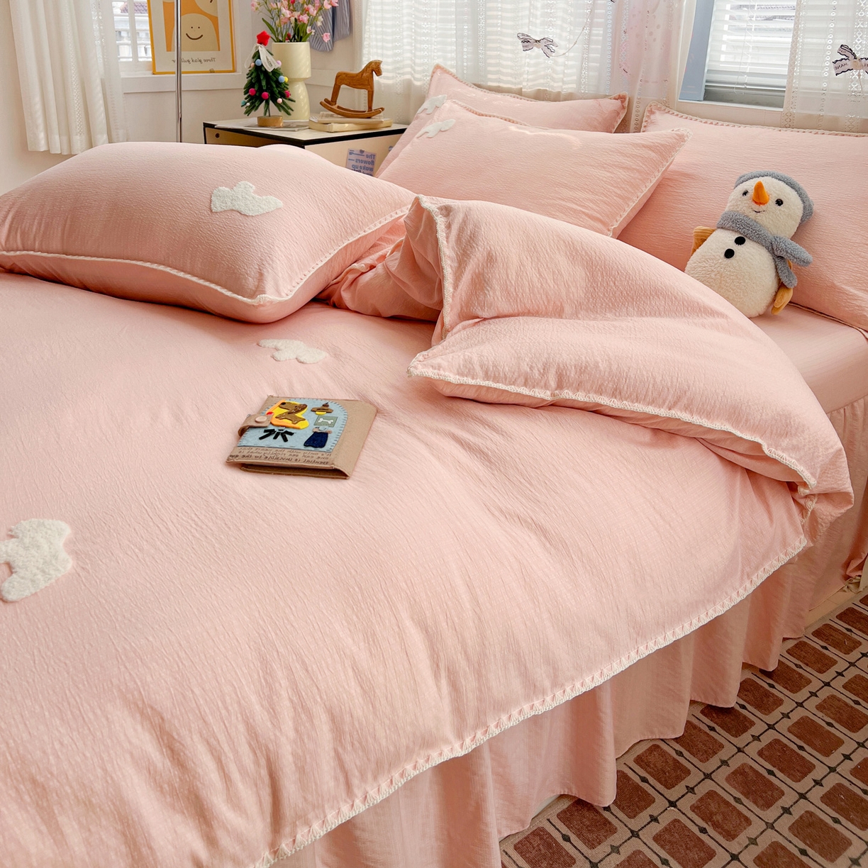 91家纺网 家纺一手货源 找家纺 富米莱（原臻工厂） 2026新款奶呼呼云感纱贝壳边毛巾绣四件套-小飞马 小飞马一粉