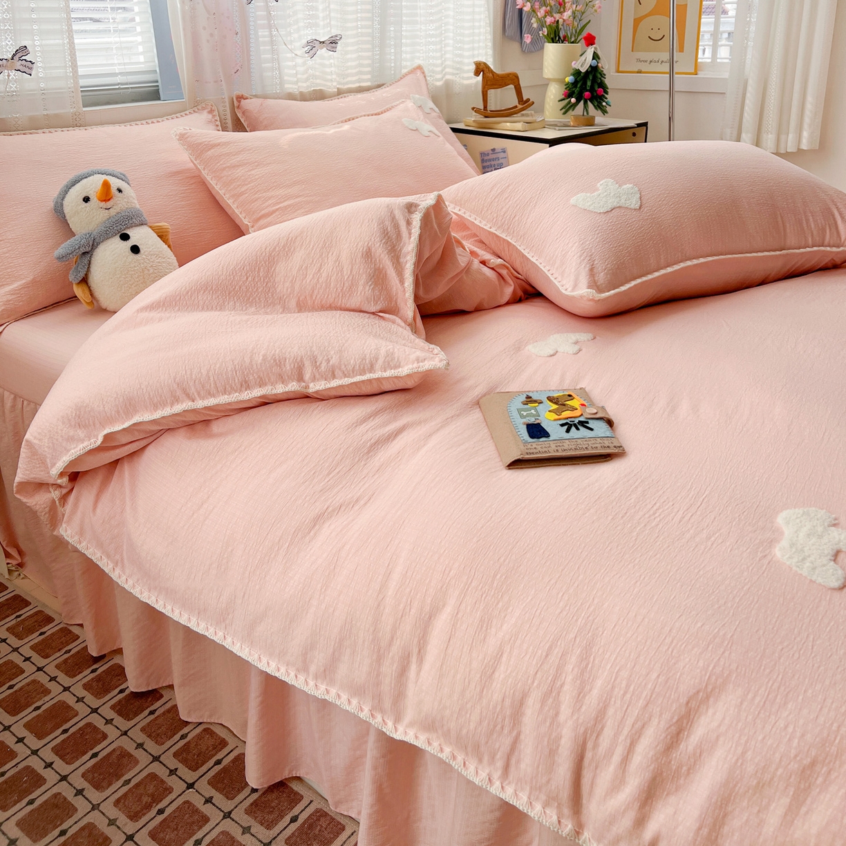 91家纺网 家纺一手货源 找家纺 富米莱（原臻工厂） 2026新款奶呼呼云感纱贝壳边毛巾绣四件套-小飞马 小飞马一粉