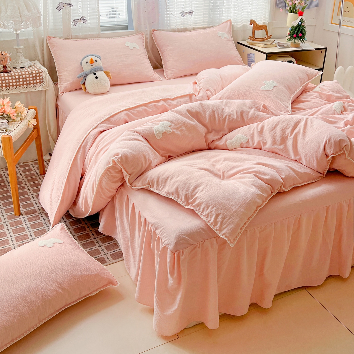 91家纺网 家纺一手货源 找家纺 富米莱（原臻工厂） 2026新款奶呼呼云感纱贝壳边毛巾绣四件套-小飞马 小飞马一粉