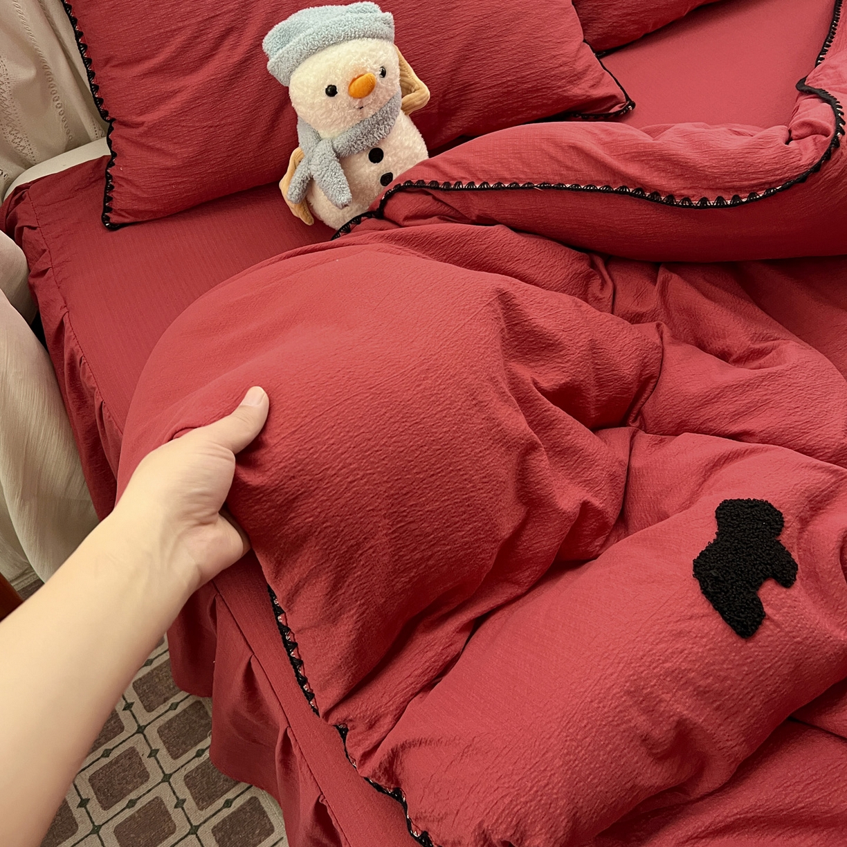 91家纺网 家纺一手货源 找家纺 富米莱（原臻工厂） 2026新款奶呼呼云感纱贝壳边毛巾绣四件套-小飞马 小飞马一红黑