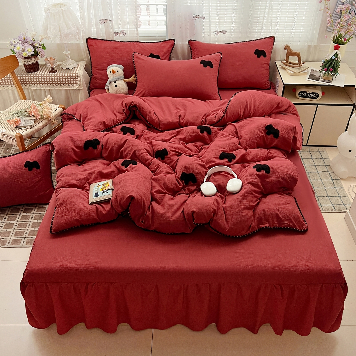 91家纺网 家纺一手货源 找家纺 富米莱（原臻工厂） 2026新款奶呼呼云感纱贝壳边毛巾绣四件套-小飞马 小飞马一红黑