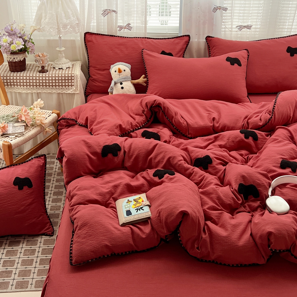 91家纺网 家纺一手货源 找家纺 富米莱（原臻工厂） 2026新款奶呼呼云感纱贝壳边毛巾绣四件套-小飞马 小飞马一红黑
