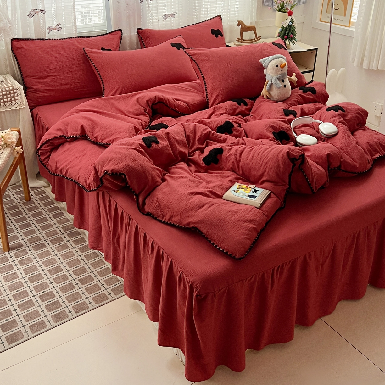 91家纺网 家纺一手货源 找家纺 富米莱（原臻工厂） 2026新款奶呼呼云感纱贝壳边毛巾绣四件套-小飞马 小飞马一红黑