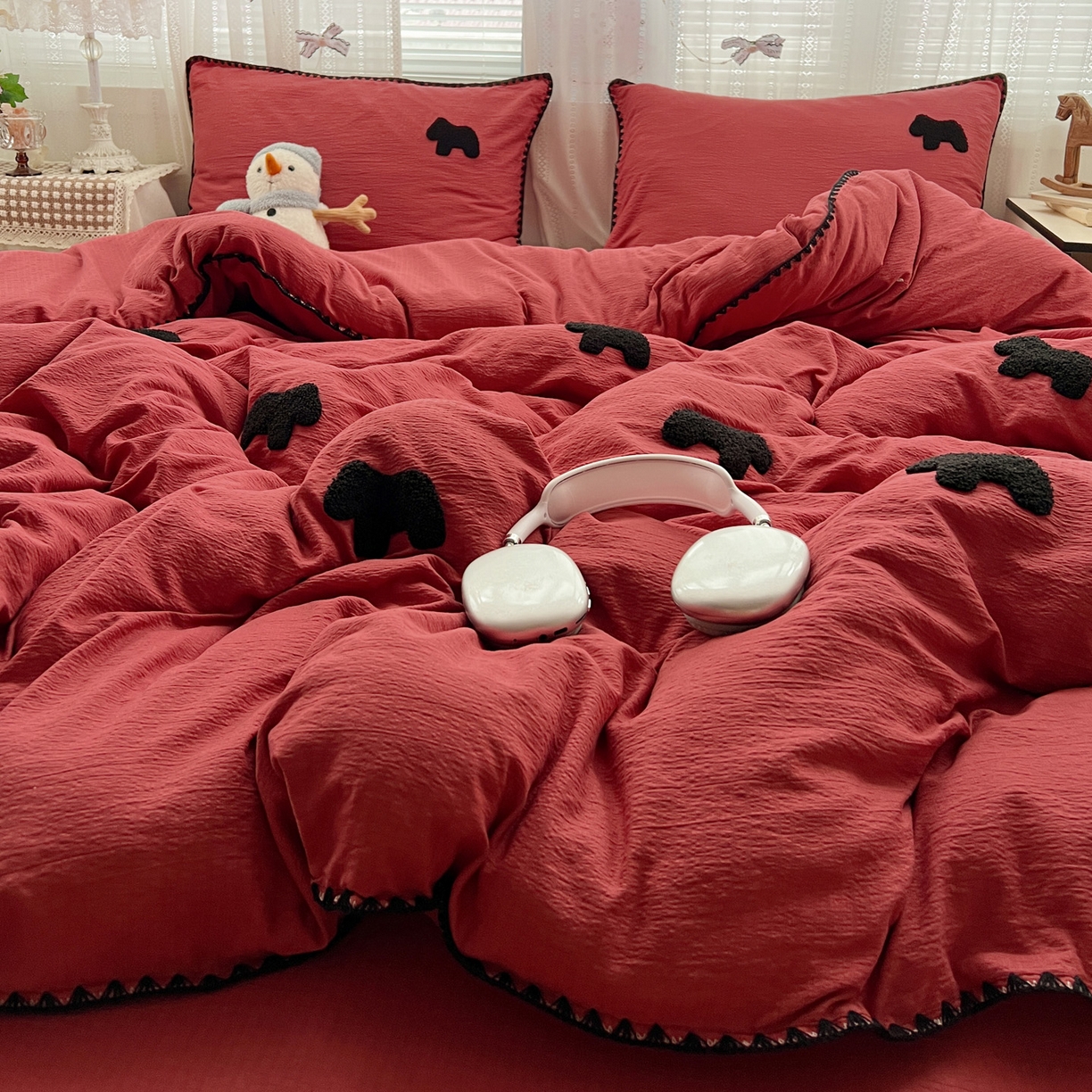 91家纺网 家纺一手货源 找家纺 富米莱（原臻工厂） 2026新款奶呼呼云感纱贝壳边毛巾绣四件套-小飞马 小飞马一红黑