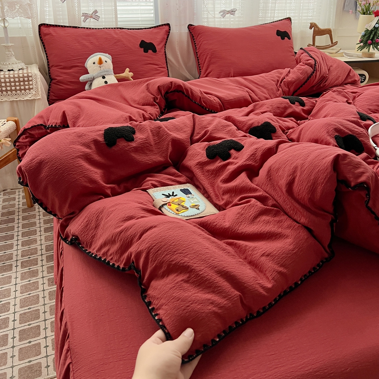 91家纺网 家纺一手货源 找家纺 富米莱（原臻工厂） 2026新款奶呼呼云感纱贝壳边毛巾绣四件套-小飞马 小飞马一红黑