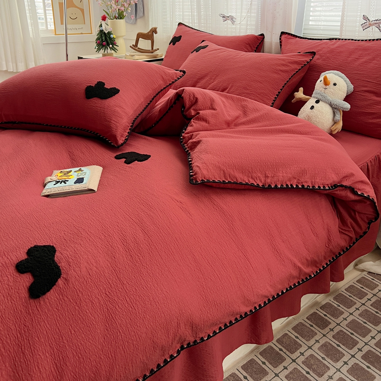 91家纺网 家纺一手货源 找家纺 富米莱（原臻工厂） 2026新款奶呼呼云感纱贝壳边毛巾绣四件套-小飞马 小飞马一红黑