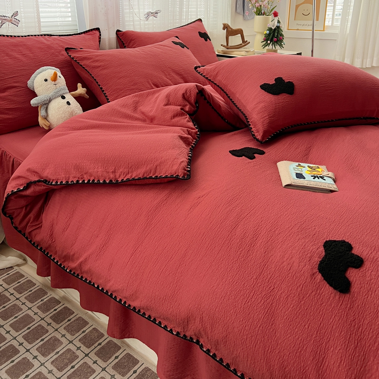 91家纺网 家纺一手货源 找家纺 富米莱（原臻工厂） 2026新款奶呼呼云感纱贝壳边毛巾绣四件套-小飞马 小飞马一红黑