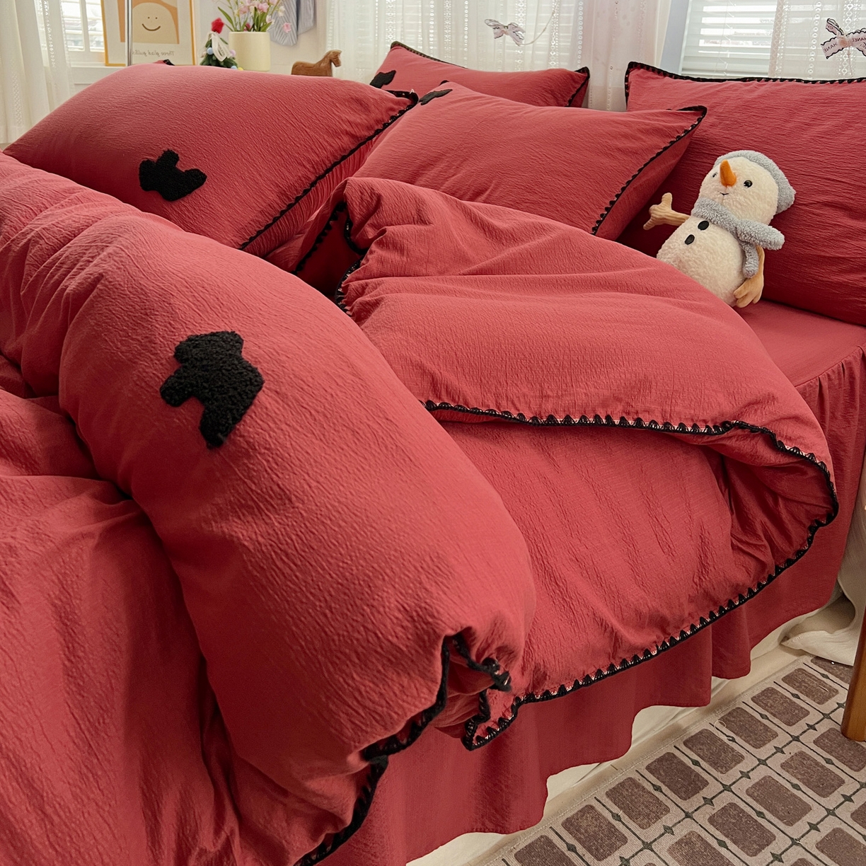 91家纺网 家纺一手货源 找家纺 富米莱（原臻工厂） 2026新款奶呼呼云感纱贝壳边毛巾绣四件套-小飞马 小飞马一红黑