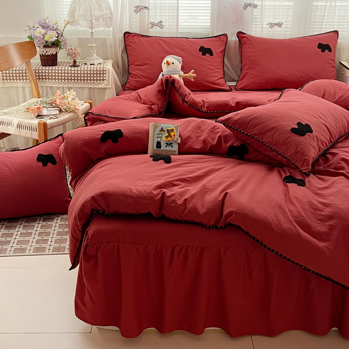 91家纺网 家纺一手货源 找家纺 富米莱（原臻工厂） 2026新款奶呼呼云感纱贝壳边毛巾绣四件套-小飞马 小飞马一红黑