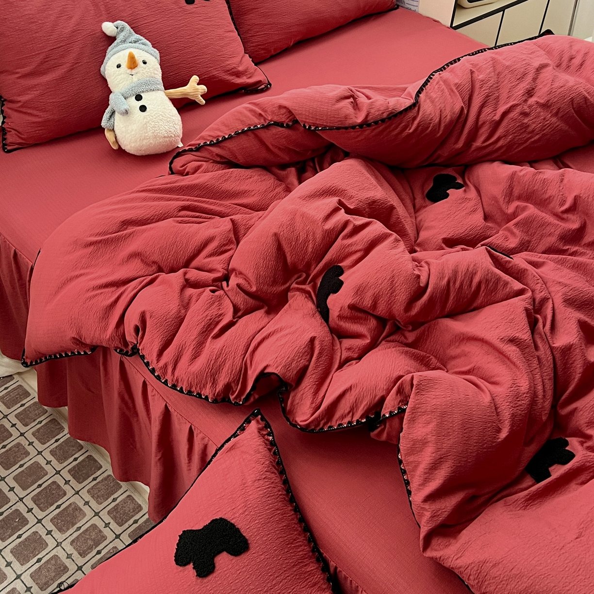 91家纺网 家纺一手货源 找家纺 富米莱（原臻工厂） 2026新款奶呼呼云感纱贝壳边毛巾绣四件套-小飞马 小飞马一红黑