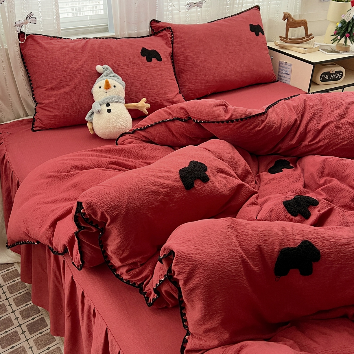 91家纺网 家纺一手货源 找家纺 富米莱（原臻工厂） 2026新款奶呼呼云感纱贝壳边毛巾绣四件套-小飞马 小飞马一红黑