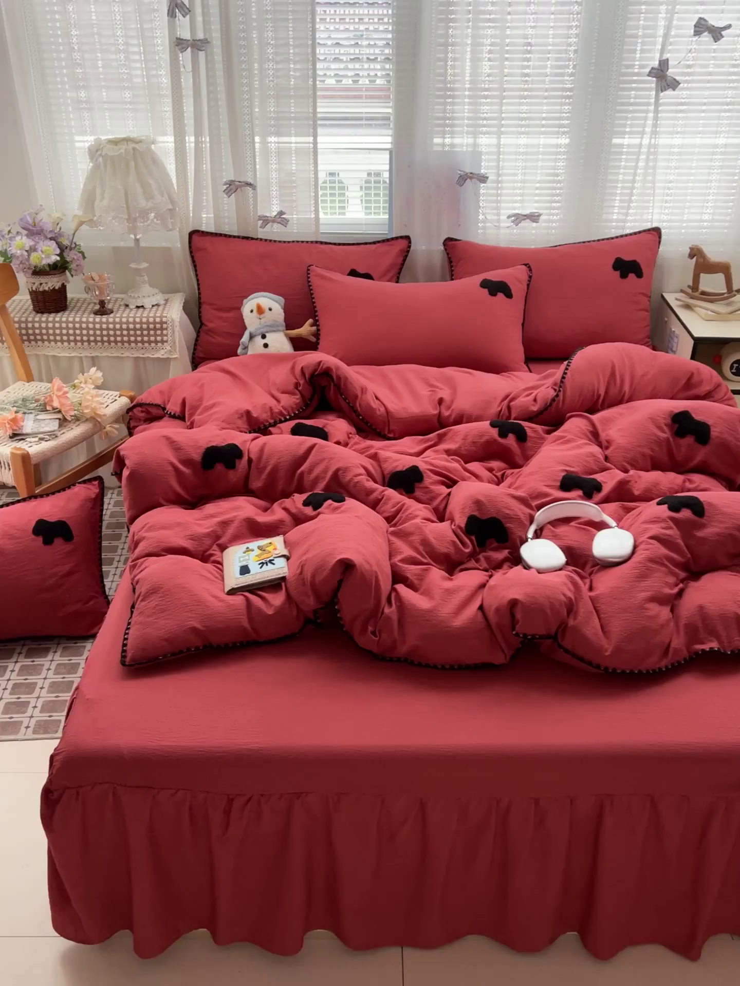 91家纺网 家纺一手货源 找家纺 富米莱（原臻工厂） 2026新款奶呼呼云感纱贝壳边毛巾绣四件套-小飞马 小飞马一红黑