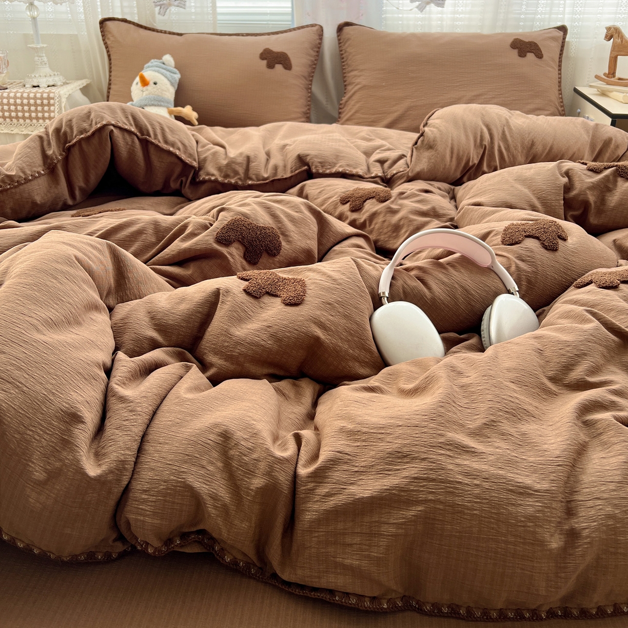 91家纺网 家纺一手货源 找家纺 富米莱（原臻工厂） 2026新款奶呼呼云感纱贝壳边毛巾绣四件套-小飞马 小飞马一咖