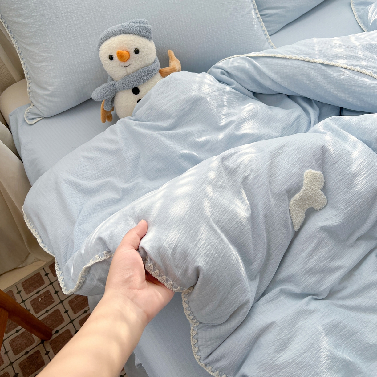 91家纺网 家纺一手货源 找家纺 富米莱（原臻工厂） 2026新款奶呼呼云感纱贝壳边毛巾绣四件套-小飞马 小飞马一蓝