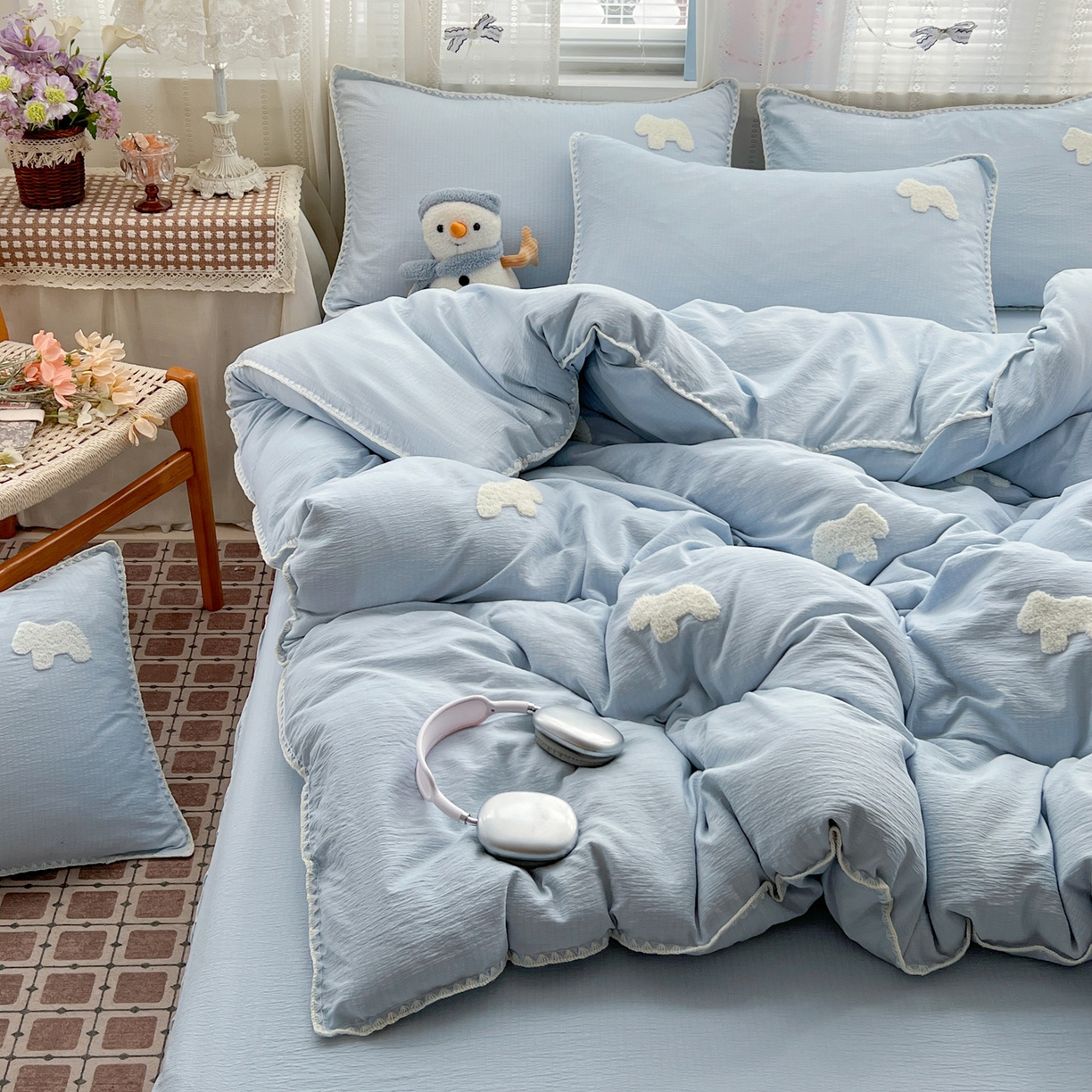 91家纺网 家纺一手货源 找家纺 富米莱（原臻工厂） 2026新款奶呼呼云感纱贝壳边毛巾绣四件套-小飞马 小飞马一蓝