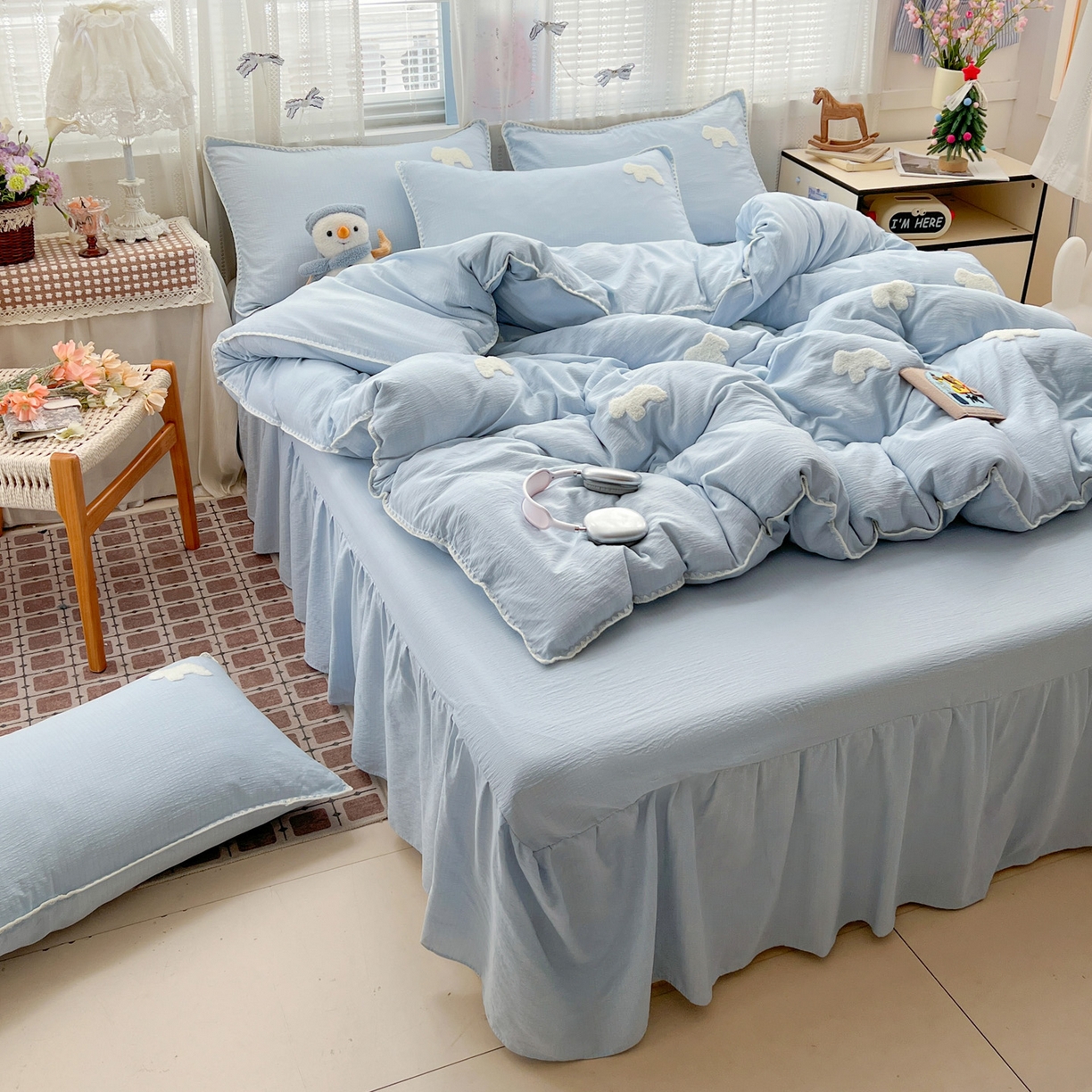 91家纺网 家纺一手货源 找家纺 富米莱（原臻工厂） 2026新款奶呼呼云感纱贝壳边毛巾绣四件套-小飞马 小飞马一蓝