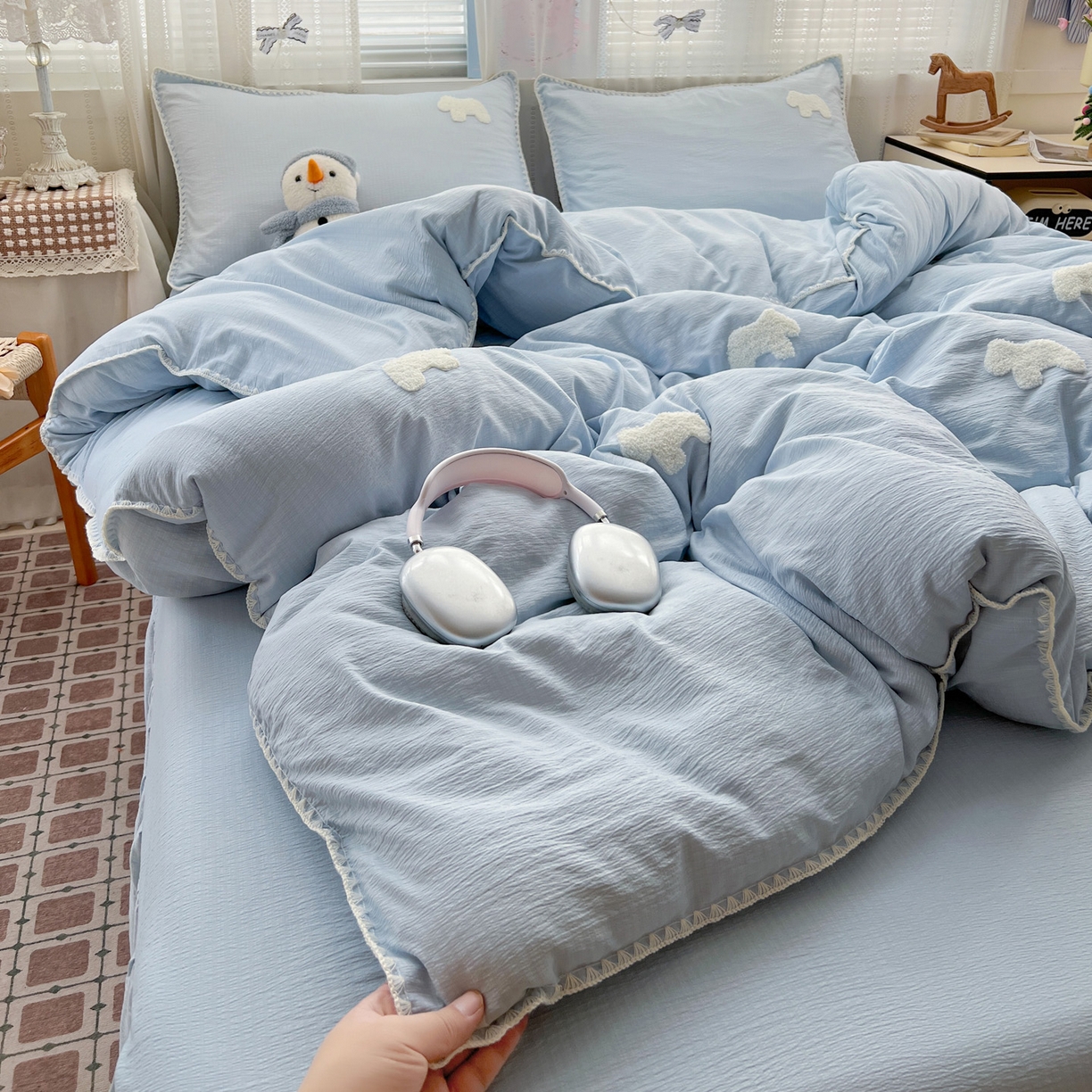 91家纺网 家纺一手货源 找家纺 富米莱（原臻工厂） 2026新款奶呼呼云感纱贝壳边毛巾绣四件套-小飞马 小飞马一蓝