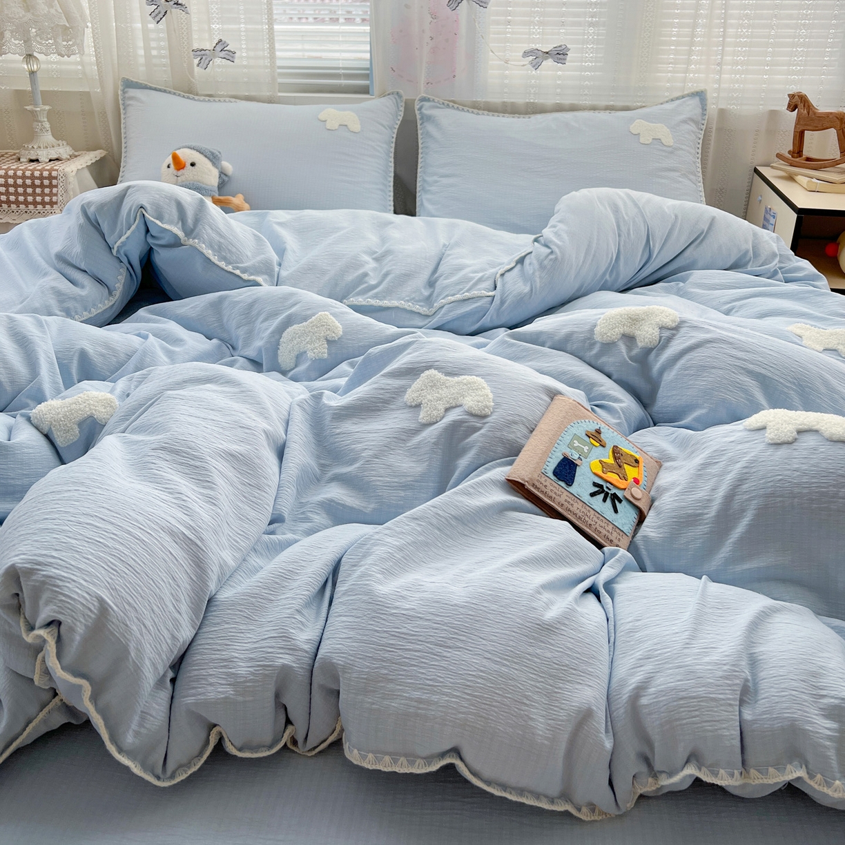 91家纺网 家纺一手货源 找家纺 富米莱（原臻工厂） 2026新款奶呼呼云感纱贝壳边毛巾绣四件套-小飞马 小飞马一蓝