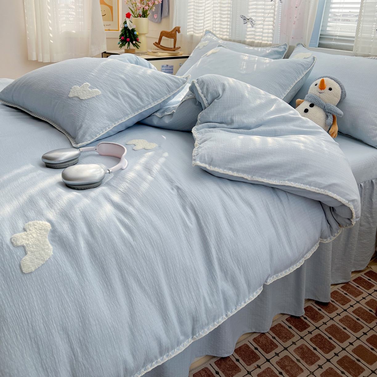 91家纺网 家纺一手货源 找家纺 富米莱（原臻工厂） 2026新款奶呼呼云感纱贝壳边毛巾绣四件套-小飞马 小飞马一蓝