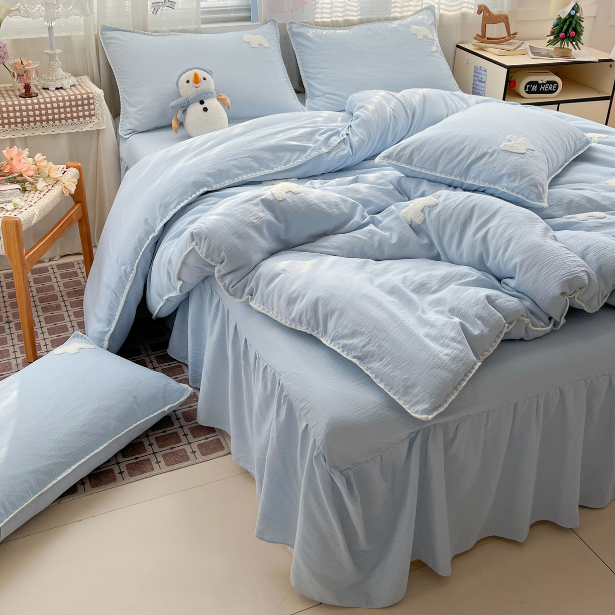 91家纺网 家纺一手货源 找家纺 富米莱（原臻工厂） 2026新款奶呼呼云感纱贝壳边毛巾绣四件套-小飞马 小飞马一蓝