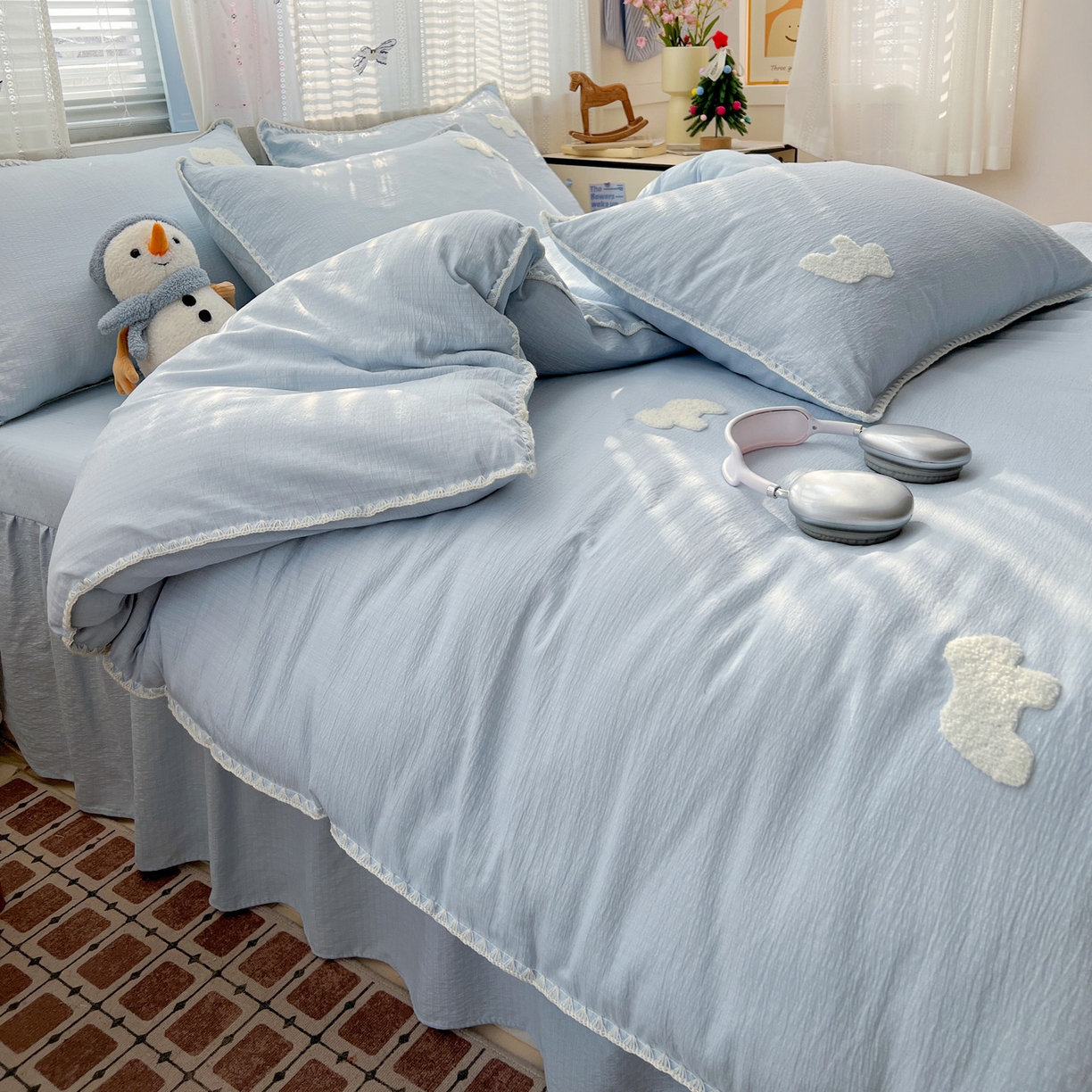 91家纺网 家纺一手货源 找家纺 富米莱（原臻工厂） 2026新款奶呼呼云感纱贝壳边毛巾绣四件套-小飞马 小飞马一蓝