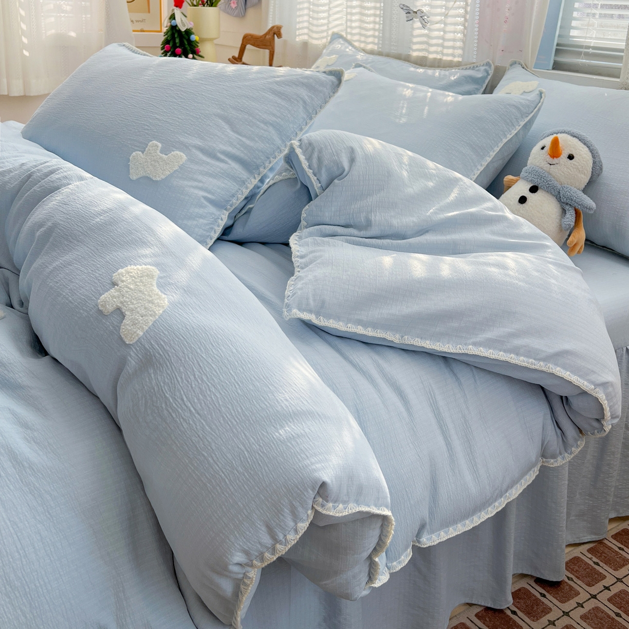 91家纺网 家纺一手货源 找家纺 富米莱（原臻工厂） 2026新款奶呼呼云感纱贝壳边毛巾绣四件套-小飞马 小飞马一蓝