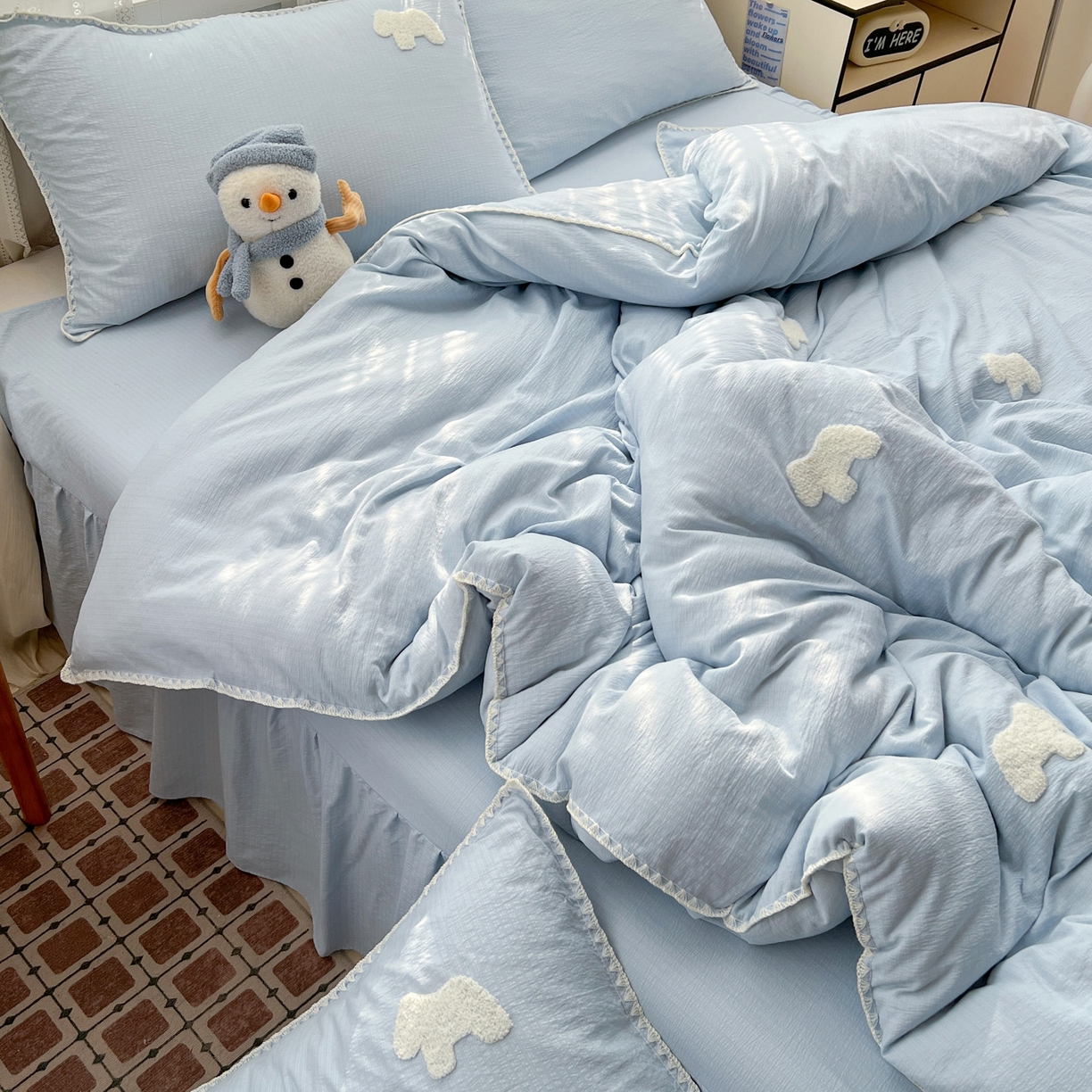 91家纺网 家纺一手货源 找家纺 富米莱（原臻工厂） 2026新款奶呼呼云感纱贝壳边毛巾绣四件套-小飞马 小飞马一蓝