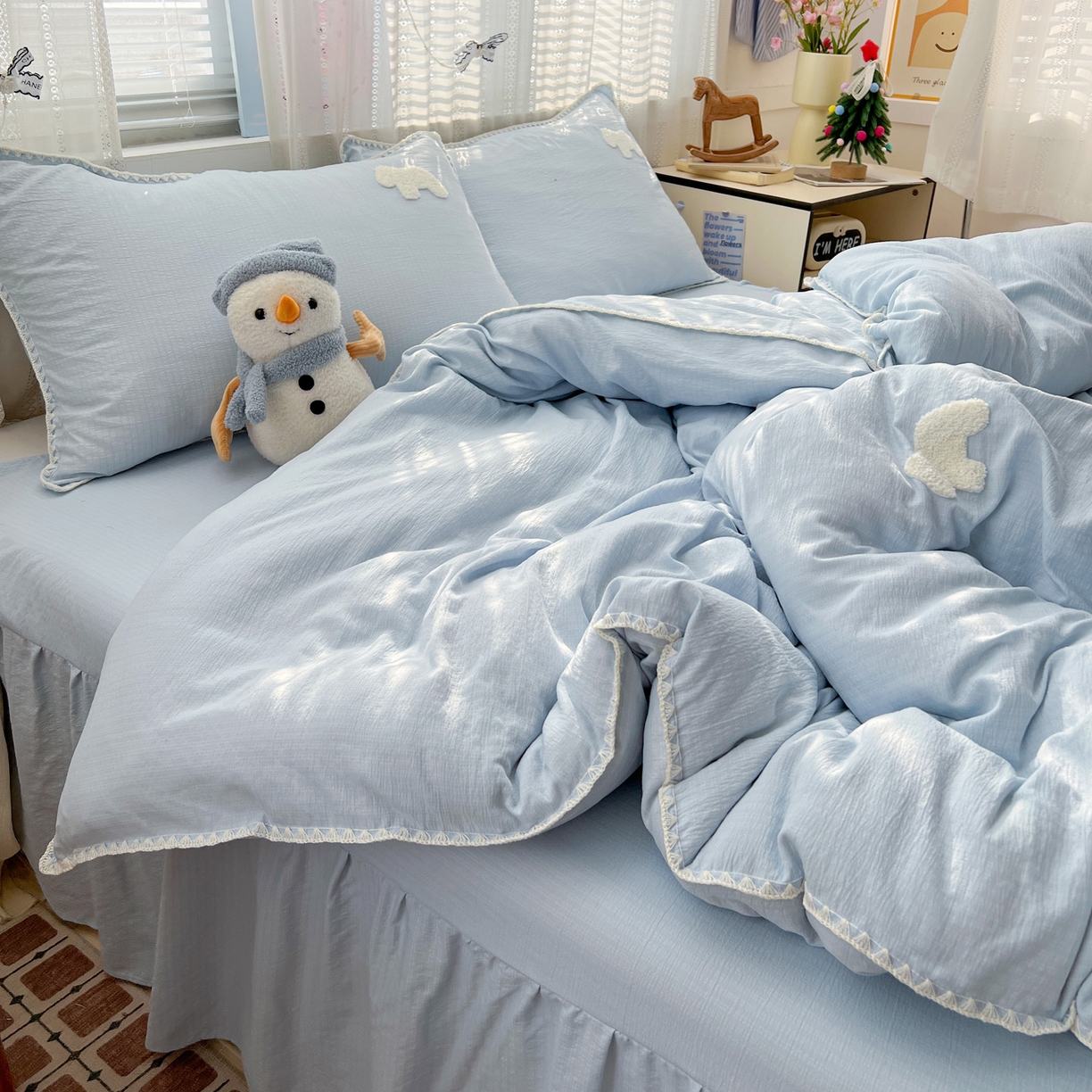 91家纺网 家纺一手货源 找家纺 富米莱（原臻工厂） 2026新款奶呼呼云感纱贝壳边毛巾绣四件套-小飞马 小飞马一蓝