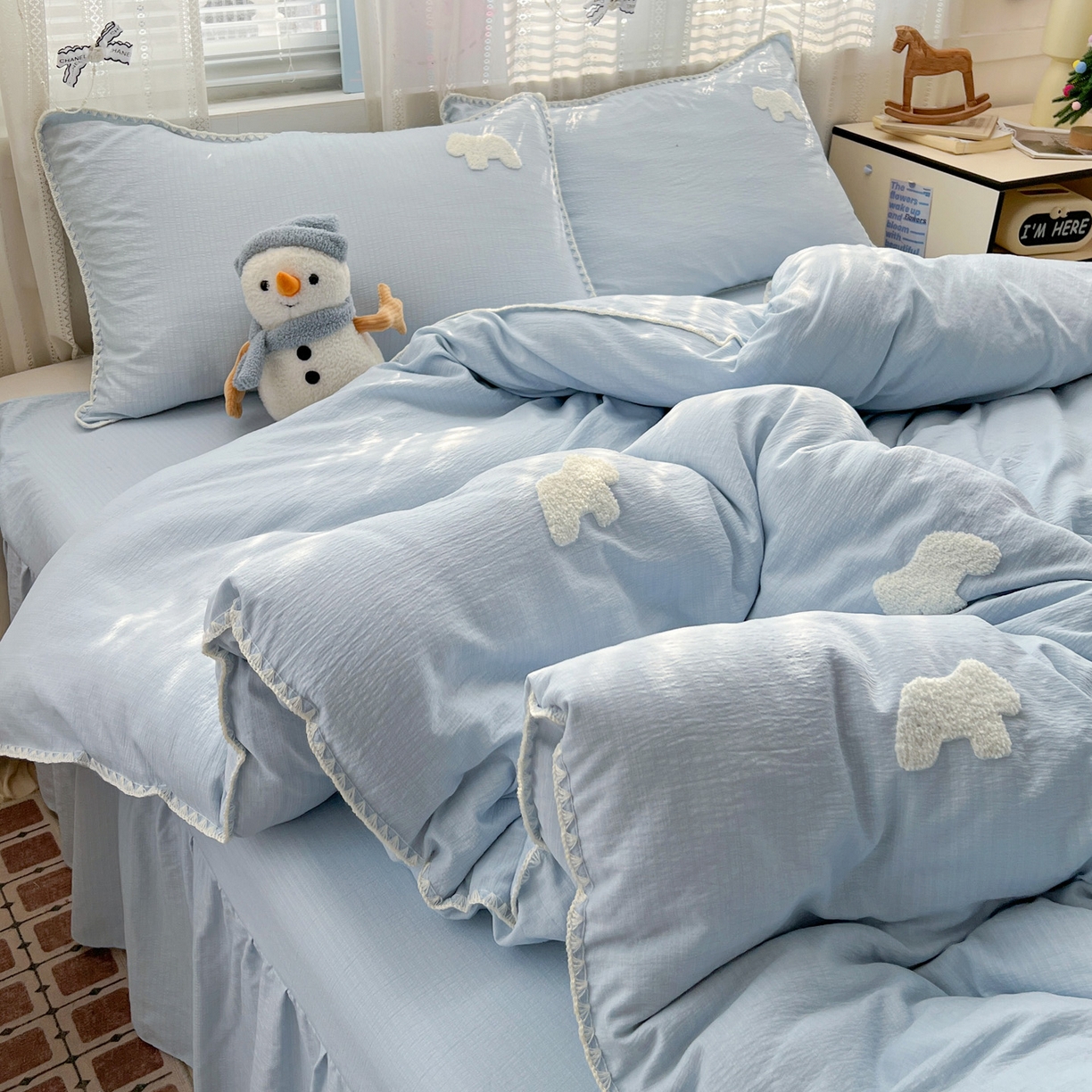 91家纺网 家纺一手货源 找家纺 富米莱（原臻工厂） 2026新款奶呼呼云感纱贝壳边毛巾绣四件套-小飞马 小飞马一蓝