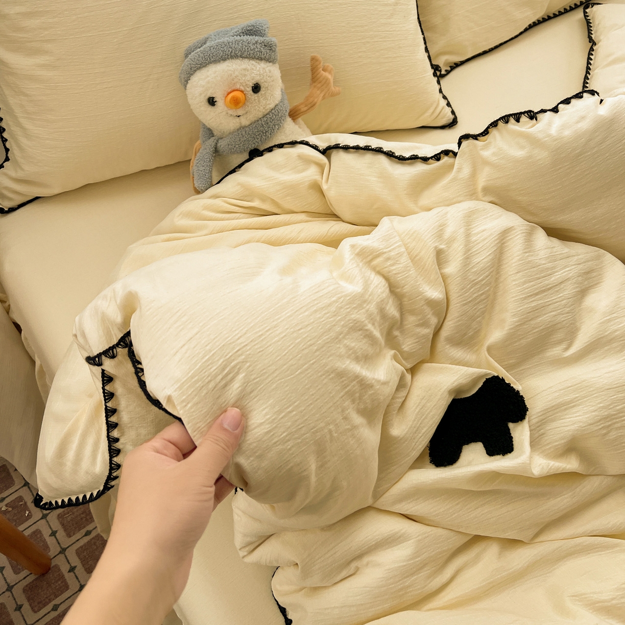 91家纺网 家纺一手货源 找家纺 富米莱（原臻工厂） 2026新款奶呼呼云感纱贝壳边毛巾绣四件套-小飞马 小飞马一米黑